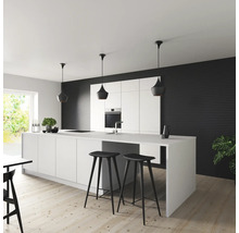 Modernt kök med köksö, barstolar och pendellampor
