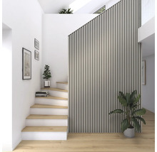 Trapphus med trätrappsteg, väggpaneler och krukväxter