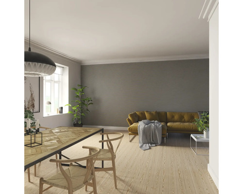 Vardagsrum med matbord, stolar och soffa framför en vägg med träpaneler