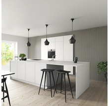 Modernt kök med köksö, barstolar och pendellampor