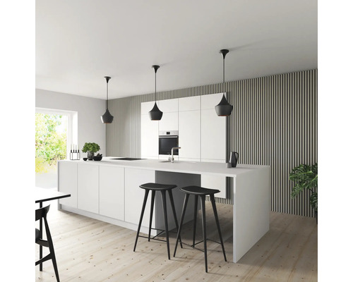 Modernt kök med köksö, barstolar och pendellampor