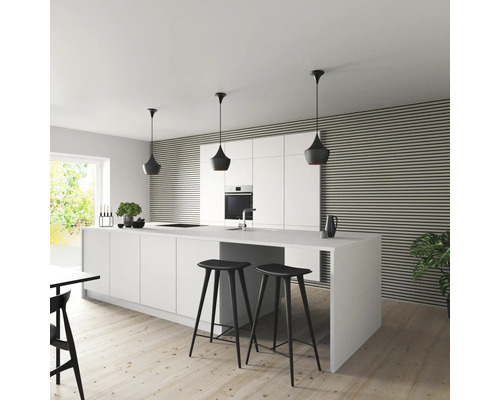 Ljust kök med köksö, barstolar och pendellampor