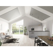 Ljust vardagsrum med takpaneler, kök, matbord och sittgrupp