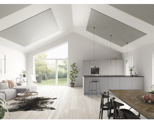 Ljust vardagsrum med takpaneler, kök, matbord och sittgrupp