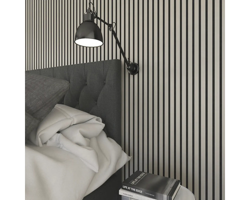 Sovrum med vägglampa, säng och sängbord