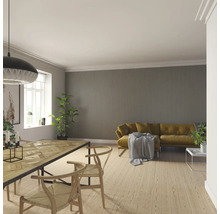 Ljust vardagsrum med matbord, stolar, soffa och väggpaneler