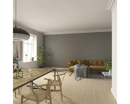 Ljust vardagsrum med matbord, stolar, soffa och väggpaneler