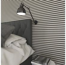 Sovrum med väggpaneler, sänglampa och säng