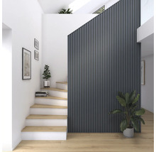 Ljust rum med trappa, väggpaneler och krukväxter