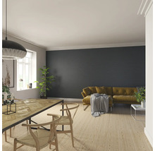 Vardagsrum med matbord, stolar, soffa och väggpaneler