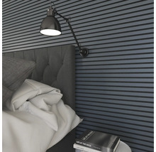 Sovrum med väggpaneler och justerbar vägglampa