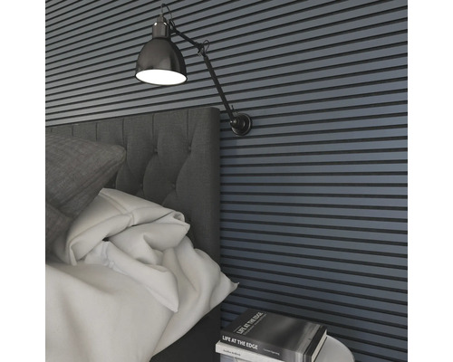 Sovrum med väggpaneler och justerbar vägglampa