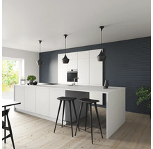 Modernt kök med köksö, barstolar och pendellampor