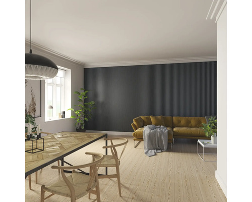 Vardagsrum med matbord, stolar och soffa framför en vägg med träpaneler