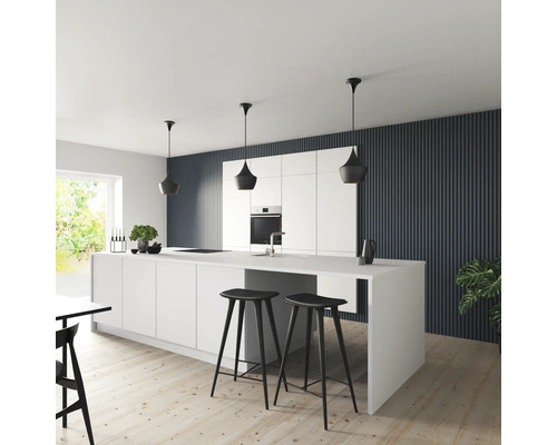 Ljust kök med köksö, barstolar och pendellampor