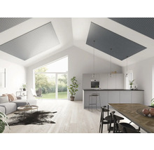 Ljust vardagsrum med öppet kök, takpaneler och minimalistisk design