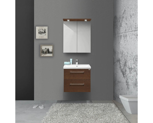 Modernt badrum med tvättställsskåp, spegelskåp och väggmålningar