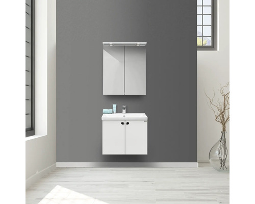 Badrum med vitt tvättställsskåp, handfat, spegelskåp och armatur