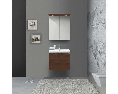 Modernt badrum med tvättställsskåp, spegelskåp och dekoration