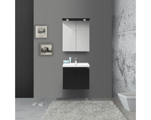 Modern badrum med tvättställ, spegelskåp och handduk