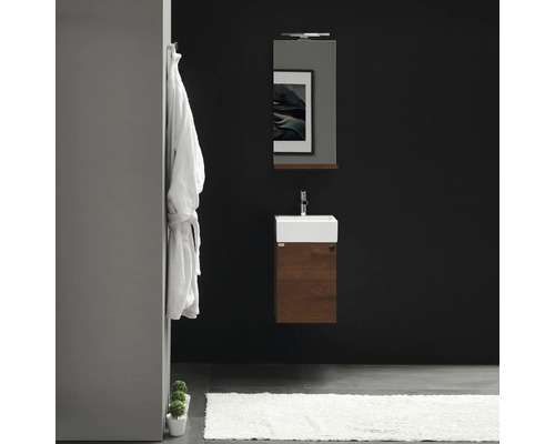 Modernt badrum med tvättställ, spegel och badrock