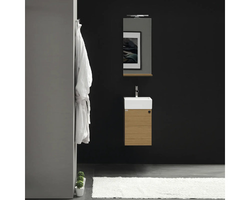 Badrum med handfat, underskåp, spegel och badrock