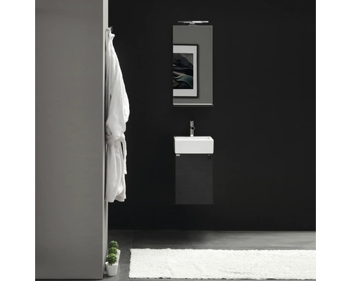 Badrum med handfat, spegel och badrock