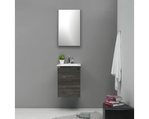 Vägghängd tvättställsskåp med spegel i ett badrum