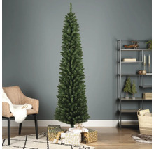 Smal konstgjord julgran i vardagsrummet med presenter