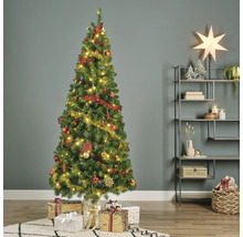 Dekorerad julgran med presenter i vardagsrummet