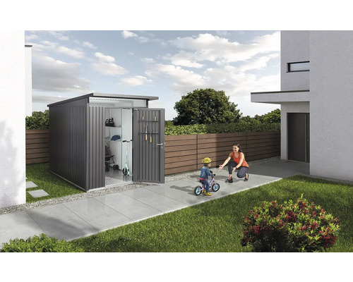 Redskapsbod i metall med öppna dörrar i trädgården med mamma och barn