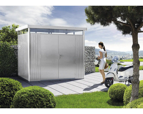 Metallförråd med kvinna och skoter i trädgården