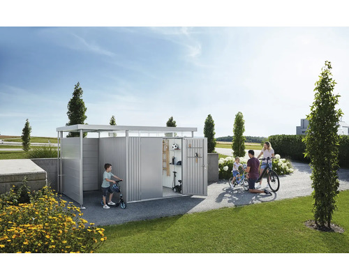 Familj framför metallredskapsbod med cyklar och leksaker