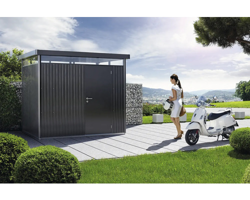 Metallförråd med kvinna och skoter i trädgården