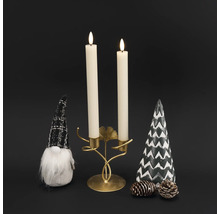 Dekorativ arrangemang med ljusstake, ljus, tomte, träd och tallkottar