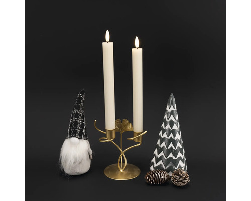 Dekorativ arrangemang med ljusstake, ljus, tomte, träd och tallkottar