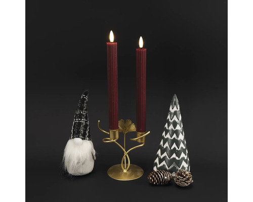 Dekorativt arrangemang med LED-ljusstake, tomte, kottar och julgran