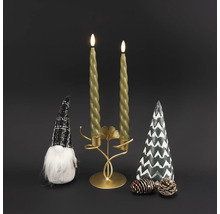 Dekorativt arrangemang med ljusstake, ljus, tomte, dekorativt träd och kottar