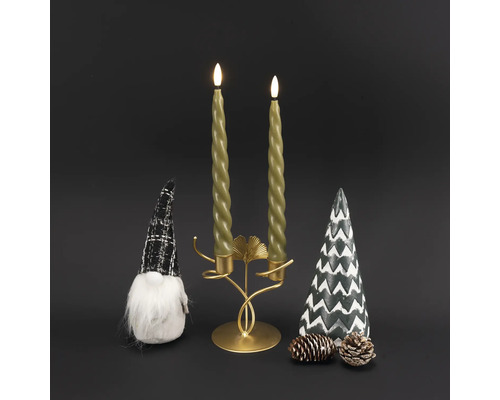 Dekorativt arrangemang med ljusstake, ljus, tomte, dekorativt träd och kottar