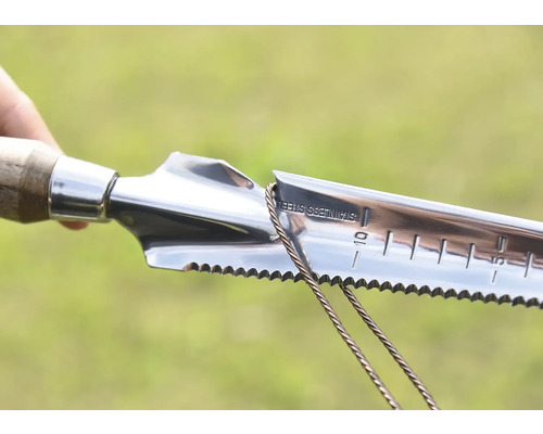 Trädgårdsredskap med trähandtag och blad av rostfritt stål med djupskala