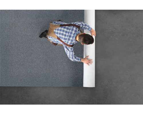 Man rullar ut en matta.