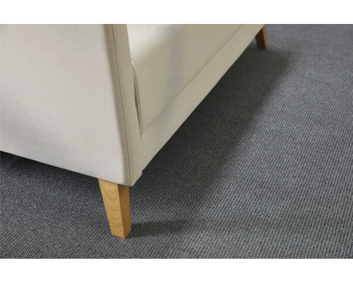 Detaljvy av en soffa med tygklädsel och träben