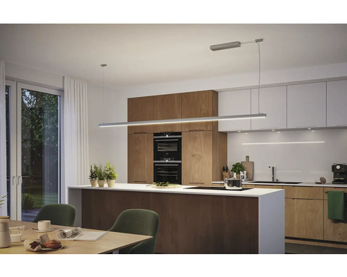 Modernt kök med köksö och linjär pendelarmatur ovanför arbetsytan.