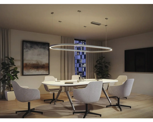 Konferensrum med oval pendellampa, bord och stolar