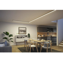 Vardagsrum med matbord och taklampa