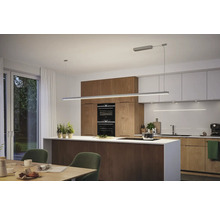 Modernt kök med köksö och avlång pendellampa