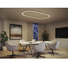 Modernt mötesrum med oval taklampa, vitt bord och gråa stolar.