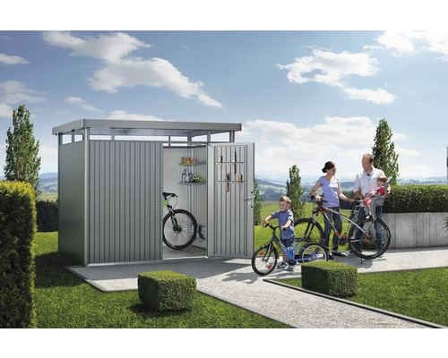 Metallcykelbox med familj och cyklar i trädgården