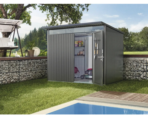 Trädgårdsscen med redskapsbod, gräsmatta och pool