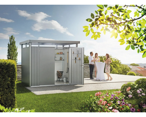 Trädgårdsskåp i metall med öppna dörrar och firande människor i trädgården